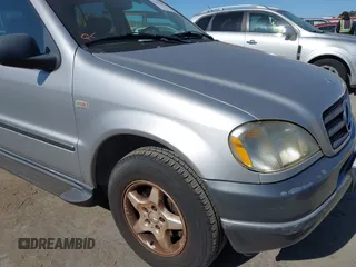 1999 Mercedes-Benz M 320/430/500 z VIN 4JGAB54E6XA144914, wystawiony jako IAAI lot #42072406 z przebiegiem 125 901 mil mil oraz . Historia ofert i sprzedaży dostępna na DreamBid. Obrazek 6.