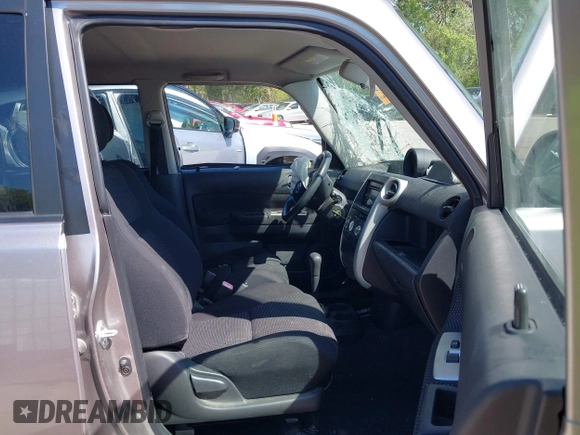 2005 Scion xB z VIN JTLKT324954026022, wystawiony jako IAAI lot #42073838 z przebiegiem 106 887 mil mil oraz . Historia ofert i sprzedaży dostępna na DreamBid. Obrazek 5.