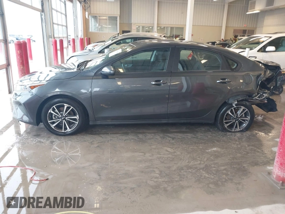 2024 Kia Forte LXS z VIN 3KPF24AD9RE827562, wystawiony jako IAAI lot #41943586 z przebiegiem 9 034 mil mil oraz . Historia ofert i sprzedaży dostępna na DreamBid. Obrazek 14.