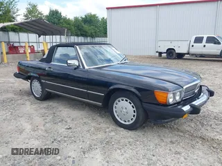 1986 Mercedes-Benz 560 SL z VIN WDBBA48D2GA055024, wystawiony jako IAAI lot #42440819 z przebiegiem 118 569 mil mil oraz . Historia ofert i sprzedaży dostępna na DreamBid. Obrazek 1.
