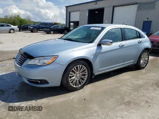 2013 Chrysler 200 Limited z VIN 1C3CCBCG8DN520775, wystawiony jako Copart lot #55283175 z przebiegiem 96 931 mil mil oraz Szkoda całkowita • Salvage title. Historia ofert i sprzedaży dostępna na DreamBid. Obrazek 1.