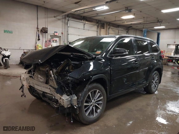 2019 Toyota Highlander SE with VIN 5TDJZRFH0KS706882, listed as a IAAI auction lot 41796238 with 104,009 mi miles. Bid and sale history available at carsss.com. Image 17.