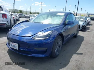 2022 Tesla Model 3 Long Range z VIN 5YJ3E1EBXNF168686, wystawiony jako IAAI lot #41933028 z przebiegiem 57 482 mil mil oraz . Historia ofert i sprzedaży dostępna na DreamBid. Obrazek 2.