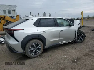 2023 Toyota bZ4X XLE z VIN JTMAAAAA8PA020788, wystawiony jako Copart lot #52900874 z przebiegiem Nie podano mil oraz Szkoda całkowita • Salvage title. Historia ofert i sprzedaży dostępna na DreamBid. Obrazek 3.