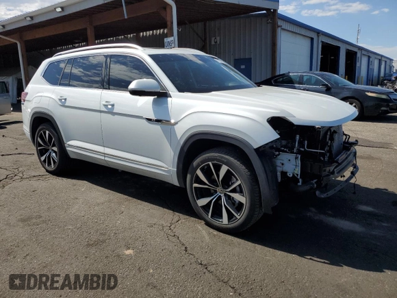 2024 Volkswagen Atlas SEL Premium R-Line with VIN 1V2FR2CA5RC578069, listed as a Copart auction lot 61581875 with 18,134 mi miles and Salvage title. Bid and sale history available at DreamBid. Image 4.