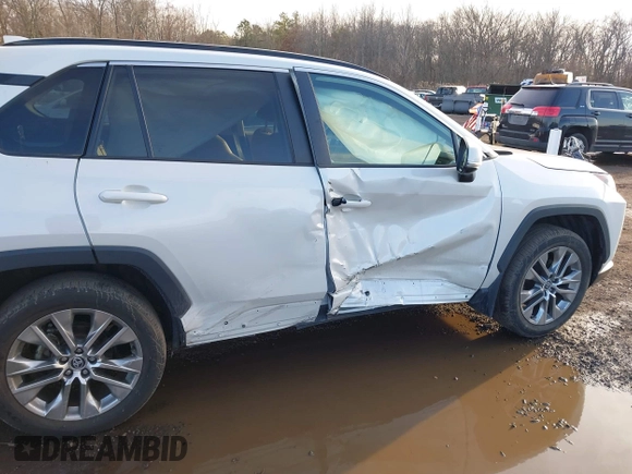 2021 Toyota RAV4 XLE Premium z VIN 2T3A1RFV2MW217009, wystawiony jako IAAI lot #41526066 z przebiegiem 36 619 mil mil oraz . Historia ofert i sprzedaży dostępna na DreamBid. Obrazek 6.
