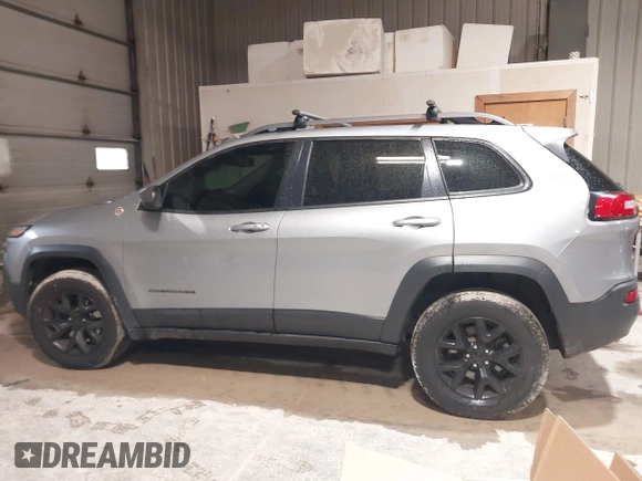 2014 Jeep Cherokee Trailhawk z VIN 1C4PJMBS4EW254963, wystawiony jako IAAI lot #42065845 z przebiegiem 187 356 mil mil oraz . Historia ofert i sprzedaży dostępna na DreamBid. Obrazek 14.