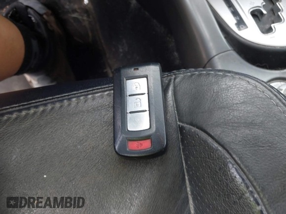 2010 Mitsubishi Outlander XLS z VIN JA4JT4AX6AZ003099, wystawiony jako IAAI lot #42458993 z przebiegiem 218 614 mil mil oraz . Historia ofert i sprzedaży dostępna na DreamBid. Obrazek 11.