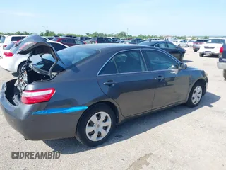 2008 Toyota Camry LE z VIN 4T1BE46K28U770940, wystawiony jako IAAI lot #42229006 z przebiegiem 184 667 mil mil oraz . Historia ofert i sprzedaży dostępna na DreamBid. Obrazek 4.