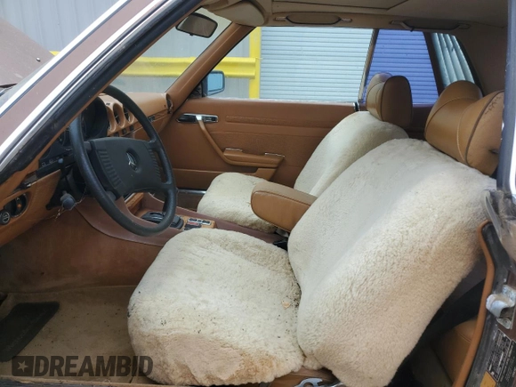 1979 Mercedes-Benz SLC с VIN 10702412025628, выставлен на аукционе Copart как лот 42388515 с пробегом 167 898 миль миль и Списание • Salvage title. История ставок и продаж доступна на DreamBid. Изображение 7.