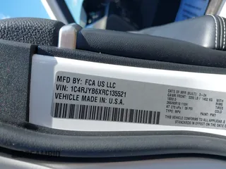 2024 Jeep Grand Cherokee с VIN 1C4RJYB6XRC135521, выставлен на аукционе IAAI как лот 42853749 с пробегом 27 428 миль миль и . История ставок и продаж доступна на DreamBid. Изображение 9.