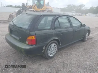 1999 Saturn SW z VIN 1G8ZK8271XZ314797, wystawiony jako IAAI lot #41843385 z przebiegiem 91 599 mil mil oraz . Historia ofert i sprzedaży dostępna na DreamBid. Obrazek 4.