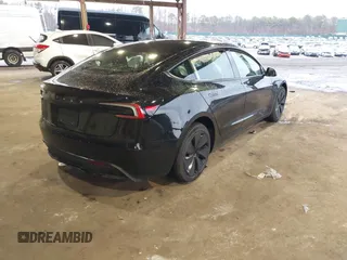 2025 Tesla Model 3 Long Range z VIN 5YJ3E1EA2SF909755, wystawiony jako IAAI lot #41667912 z przebiegiem 1 927 mil mil oraz . Historia ofert i sprzedaży dostępna na DreamBid. Obrazek 4.