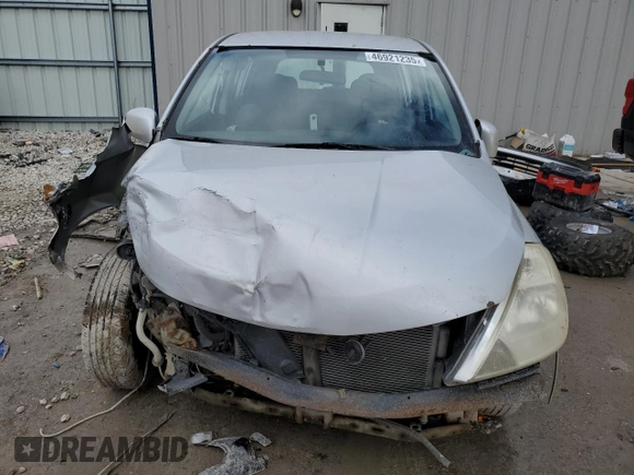 2007 Nissan Versa SL z VIN 3N1BC13E07L376632, wystawiony jako Copart lot #59384975 z przebiegiem Nie podano mil oraz Nie do naprawy • Non repairable. Historia ofert i sprzedaży dostępna na DreamBid. Obrazek 5.