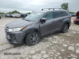 2018 Toyota Highlander SE z VIN 5TDJZRFH8JS523194, wystawiony jako Copart lot #57434645 z przebiegiem 57 965 mil mil oraz Szkoda całkowita • Salvage title. Historia ofert i sprzedaży dostępna na DreamBid. Obrazek 1.