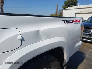 2020 Toyota Tacoma SR5 с VIN 3TMCZ5AN9LM341778, выставлен на аукционе IAAI как лот 42268274 с пробегом 64 767 миль миль и . История ставок и продаж доступна на DreamBid. Изображение 19.
