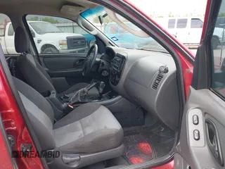 2005 Ford Escape XLS Value with VIN 1FMYU02Z35KB05027, listed as a IAAI auction lot 42025362 with 208,413 mi miles. Bid and sale history available at carsss.com. Image 5.