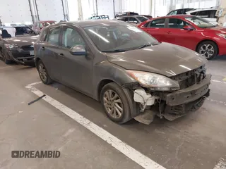 2012 Mazda 3 i Grand Touring z VIN JM1BL1M84C1546627, wystawiony jako IAAI lot #42202121 z przebiegiem 214 507 mil mil oraz . Historia ofert i sprzedaży dostępna na DreamBid. Obrazek 1.