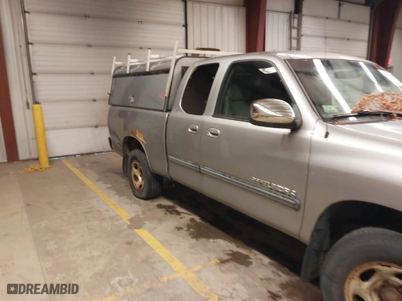2005 Toyota Tundra SR5 with VIN 5TBBT44115S460209, listed as a IAAI auction lot 41979337 with 207,990 mi miles. Bid and sale history available at carsss.com. Image 1.
