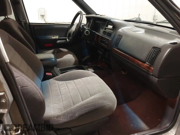 1996 Jeep Grand Cherokee Laredo with VIN 1J4GZ58S5TC182766, listed as a IAAI auction lot 41372356 with 234,390 mi miles. Bid and sale history available at carsss.com. Image 5.