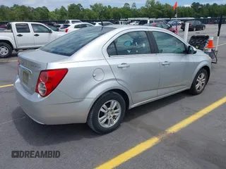 2012 Chevrolet Sonic LT z VIN 1G1JC5SH4C4107831, wystawiony jako IAAI lot #42344605 z przebiegiem 110 790 mil mil oraz . Historia ofert i sprzedaży dostępna na DreamBid. Obrazek 4.