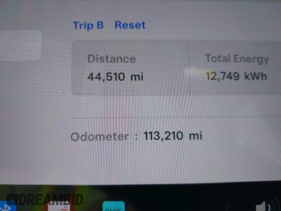 2018 Tesla Model 3 Long Range Battery z VIN 5YJ3E1EA7JF035546, wystawiony jako IAAI lot #42064239 z przebiegiem 113 210 mil mil oraz . Historia ofert i sprzedaży dostępna na DreamBid. Obrazek 15.
