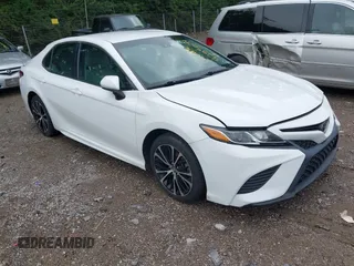 2018 Toyota Camry LE z VIN 4T1B11HKXJU649067, wystawiony jako IAAI lot #42530194 z przebiegiem 88 395 mil mil oraz . Historia ofert i sprzedaży dostępna na DreamBid. Obrazek 1.