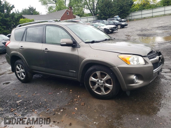 2010 Toyota RAV4 Limited z VIN JTMDK4DV6AD012804, wystawiony jako Copart lot #56024605 z przebiegiem Nie podano mil oraz Szkoda całkowita • Salvage title. Historia ofert i sprzedaży dostępna na DreamBid. Obrazek 4.