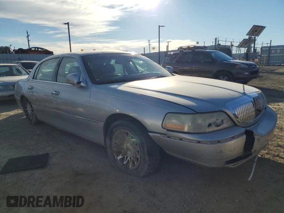 2003 Lincoln Town Car Signature z VIN 1LNHM82W73Y612608, wystawiony jako Copart lot #88304985 z przebiegiem Nie podano mil oraz Nie do naprawy • Non repairable. Historia ofert i sprzedaży dostępna na DreamBid. Obrazek 4.
