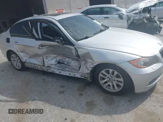2007 BMW 3 Series 328xi z VIN WBAVC93597K034927, wystawiony jako IAAI lot #42009274 z przebiegiem 184 427 mil mil oraz . Historia ofert i sprzedaży dostępna na DreamBid. Obrazek 1.
