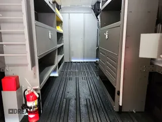 2023 Ford Transit Cargo z VIN 1FTBR1X85PKC00581, wystawiony jako IAAI lot #42900680 z przebiegiem 8 386 mil mil oraz . Historia ofert i sprzedaży dostępna na DreamBid. Obrazek 23.
