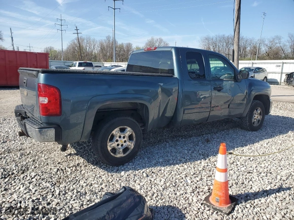 2008 Chevrolet Silverado 1500 LT w/1LT with VIN 2GCEC19J881264906, listed as a Copart auction lot 52317475 with 219,928 mi miles and Salvage Title. Bid and sale history available at carsss.com. Image 3.