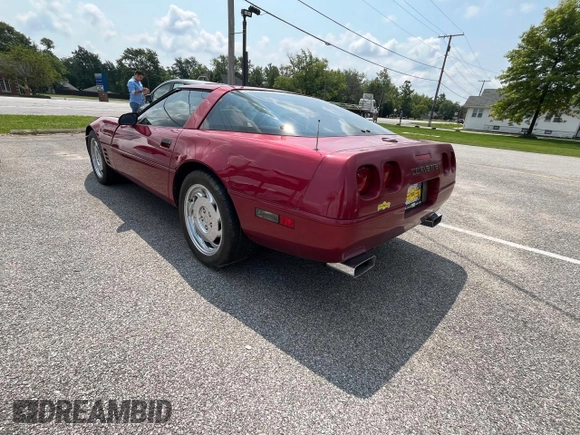 1993 Chevrolet Corvette z VIN 1G1YY23PXP5104890, wystawiony jako Copart lot #82262124 z przebiegiem 82 698 mil mil oraz Czysty tytuł • Clean title. Historia ofert i sprzedaży dostępna na DreamBid. Obrazek 3.