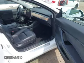 2020 Tesla Model 3 Standard Range Plus z VIN 5YJ3E1EA3LF794276, wystawiony jako IAAI lot #42390409 z przebiegiem 51 924 mil mil oraz . Historia ofert i sprzedaży dostępna na DreamBid. Obrazek 5.