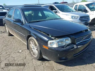 2005 Volvo S80 with VIN YV1TS592451405900, listed as a IAAI auction lot 41977975 with 133,169 mi miles. Bid and sale history available at carsss.com. Image 1.