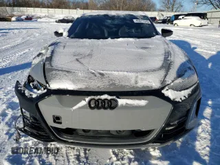 2022 Audi e-tron GT Prestige z VIN WAUEJBFW6N7007945, wystawiony jako Copart lot #45677315 z przebiegiem 32 372 mil mil oraz Nie do naprawy. Historia ofert i sprzedaży dostępna na DreamBid. Obrazek 5.