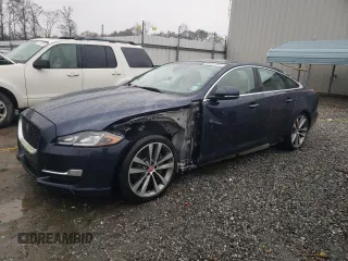 2018 Jaguar XJ z VIN SAJWJ1CD4J8W13822, wystawiony jako Copart lot #82401444 z przebiegiem 68 223 mil mil oraz Szkoda całkowita • Salvage title. Historia ofert i sprzedaży dostępna na DreamBid. Obrazek 1.