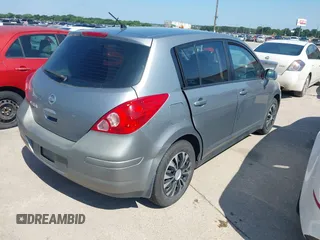 2011 Nissan Versa S z VIN 3N1BC1CP8BL402386, wystawiony jako IAAI lot #42389550 z przebiegiem 159 600 mil mil oraz . Historia ofert i sprzedaży dostępna na DreamBid. Obrazek 4.