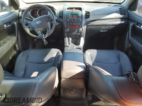 2013 Kia Sorento EX z VIN 5XYKUDA22DG335605, wystawiony jako Copart lot #47260645 z przebiegiem 175 314 mil mil oraz Szkoda całkowita • Salvage title. Historia ofert i sprzedaży dostępna na DreamBid. Obrazek 8.