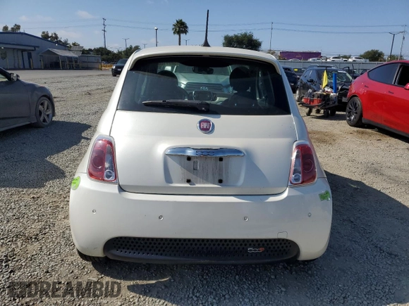 2017 FIAT 500e z VIN 3C3CFFGE5HT515272, wystawiony jako Copart lot #58271005 z przebiegiem 47 663 mil mil oraz Czysty tytuł • Clean title. Historia ofert i sprzedaży dostępna na DreamBid. Obrazek 6.