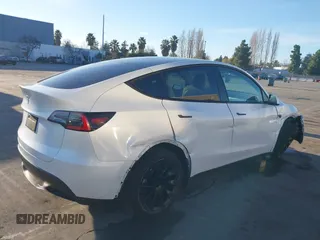 2021 Tesla Model Y Standard Range z VIN 5YJYGDED4MF123311, wystawiony jako IAAI lot #41200519 z przebiegiem 70 190 mil mil oraz . Historia ofert i sprzedaży dostępna na DreamBid. Obrazek 4.