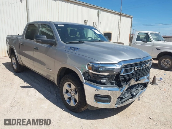 2025 Ram 1500 Big Horn z VIN 1C6SRFFP9SN581193, wystawiony jako IAAI lot #41874738 z przebiegiem 27 347 mil mil oraz . Historia ofert i sprzedaży dostępna na DreamBid. Obrazek 1.