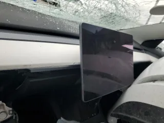 2022 Tesla Model 3 z VIN 5YJ3E1EA8NF244865, wystawiony jako Copart lot #55698465 z przebiegiem Nie podano mil oraz Szkoda całkowita • Salvage title. Historia ofert i sprzedaży dostępna na DreamBid. Obrazek 9.