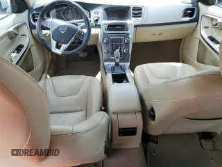 2015 Volvo S60 T5 Drive-E Premier z VIN YV126MFB8F2300710, wystawiony jako Copart lot #60067525 z przebiegiem 87 832 mil mil oraz Czysty tytuł • Clean title. Historia ofert i sprzedaży dostępna na DreamBid. Obrazek 8.
