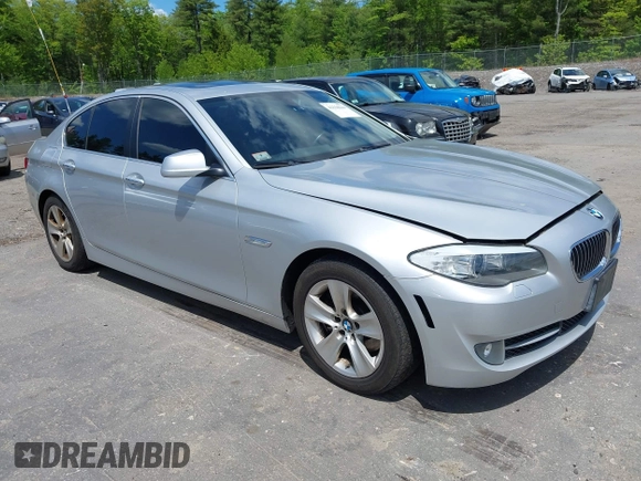 2013 BMW 5 Series 528i xDrive z VIN WBAXH5C50DD109923, wystawiony jako IAAI lot #42328644 z przebiegiem 129 764 mil mil oraz . Historia ofert i sprzedaży dostępna na DreamBid. Obrazek 1.