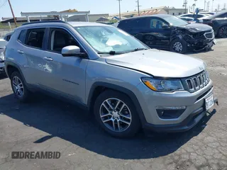2018 Jeep Compass Latitude z VIN 3C4NJCBBXJT102753, wystawiony jako IAAI lot #42379577 z przebiegiem 98 423 mil mil oraz . Historia ofert i sprzedaży dostępna na DreamBid. Obrazek 1.