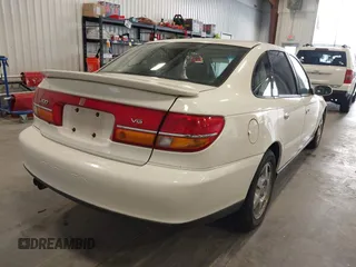 2002 Saturn LS z VIN 1G8JW54RX2Y581918, wystawiony jako IAAI lot #42291899 z przebiegiem 152 706 mil mil oraz . Historia ofert i sprzedaży dostępna na DreamBid. Obrazek 4.