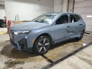 2024 BMW iX xDrive50 z VIN WB523CF0XRCP21815, wystawiony jako Copart lot #51520885 z przebiegiem 6664 mil mil oraz Szkody całkowita. Historia ofert i sprzedaży dostępna na DreamBid. Obrazek 1.