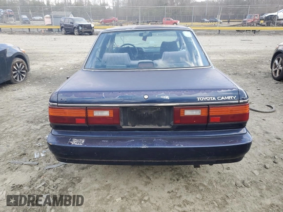 1989 Toyota Camry z VIN 4T1SV22E0KU032677, wystawiony jako Copart lot #46308555 z przebiegiem 993 896 mil mil oraz Czysty tytuł • Clean title. Historia ofert i sprzedaży dostępna na DreamBid. Obrazek 6.