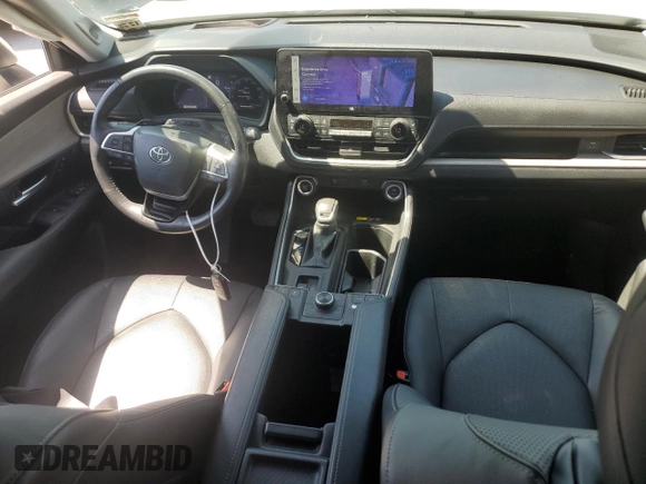 2024 Toyota Highlander XLE with VIN 5TDAAAB53RS028837, listed as a Copart auction lot 52251485 with 31,040 mi miles and Salvage title. Bid and sale history available at DreamBid. Image 8.
